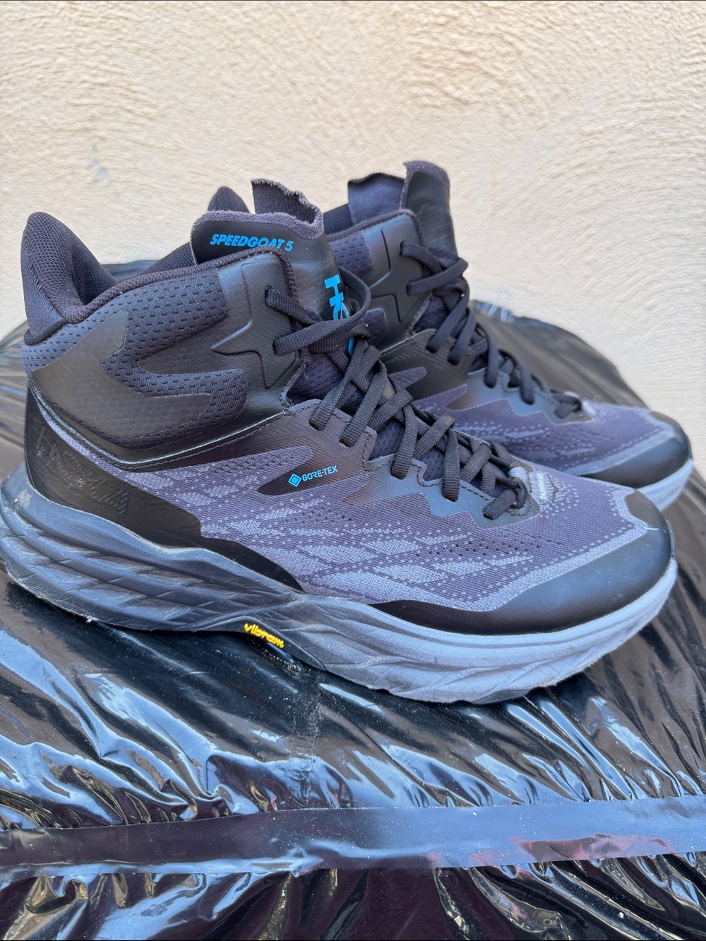 Hoka One One Men's Black Athletic High-Top Sneakers with Blue Accents Size 10D